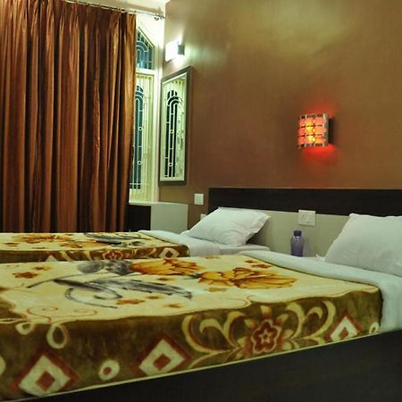 Hotel Kiran Palace Varanasi Esterno foto