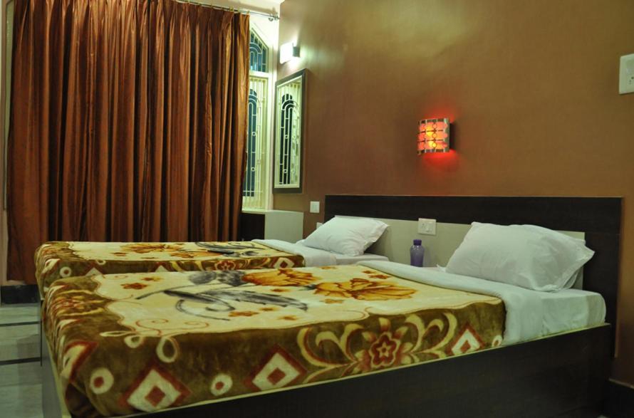 Hotel Kiran Palace Varanasi Esterno foto